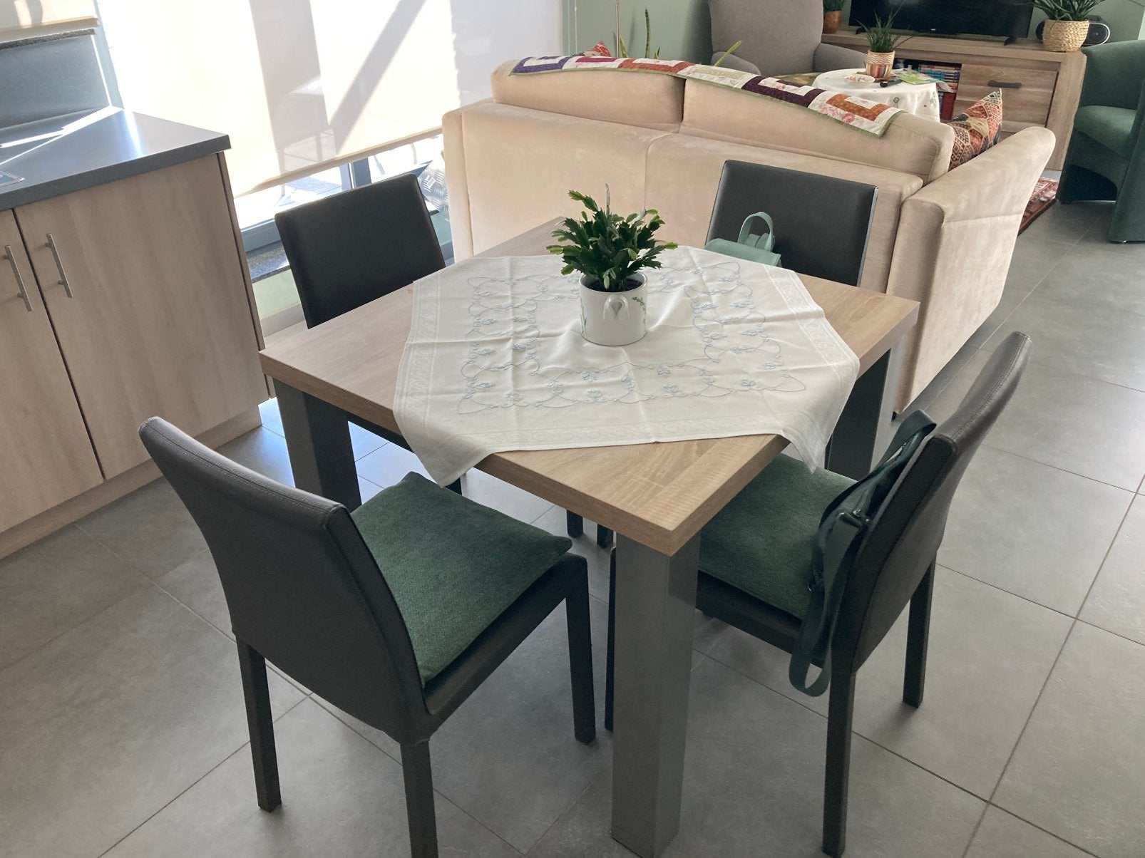 Vierkante eettafel en 4 stoelen, Ophalen, Zo goed als nieuw, Vier personen, Vierkant