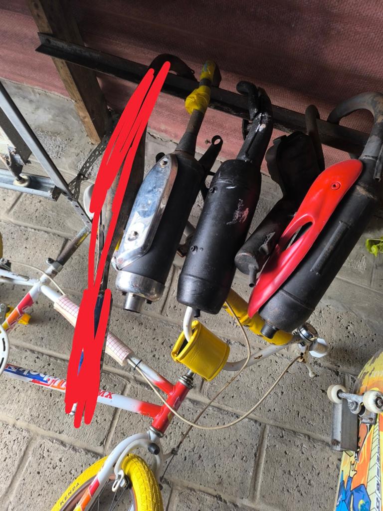 Différents pots d'occasions de scooters