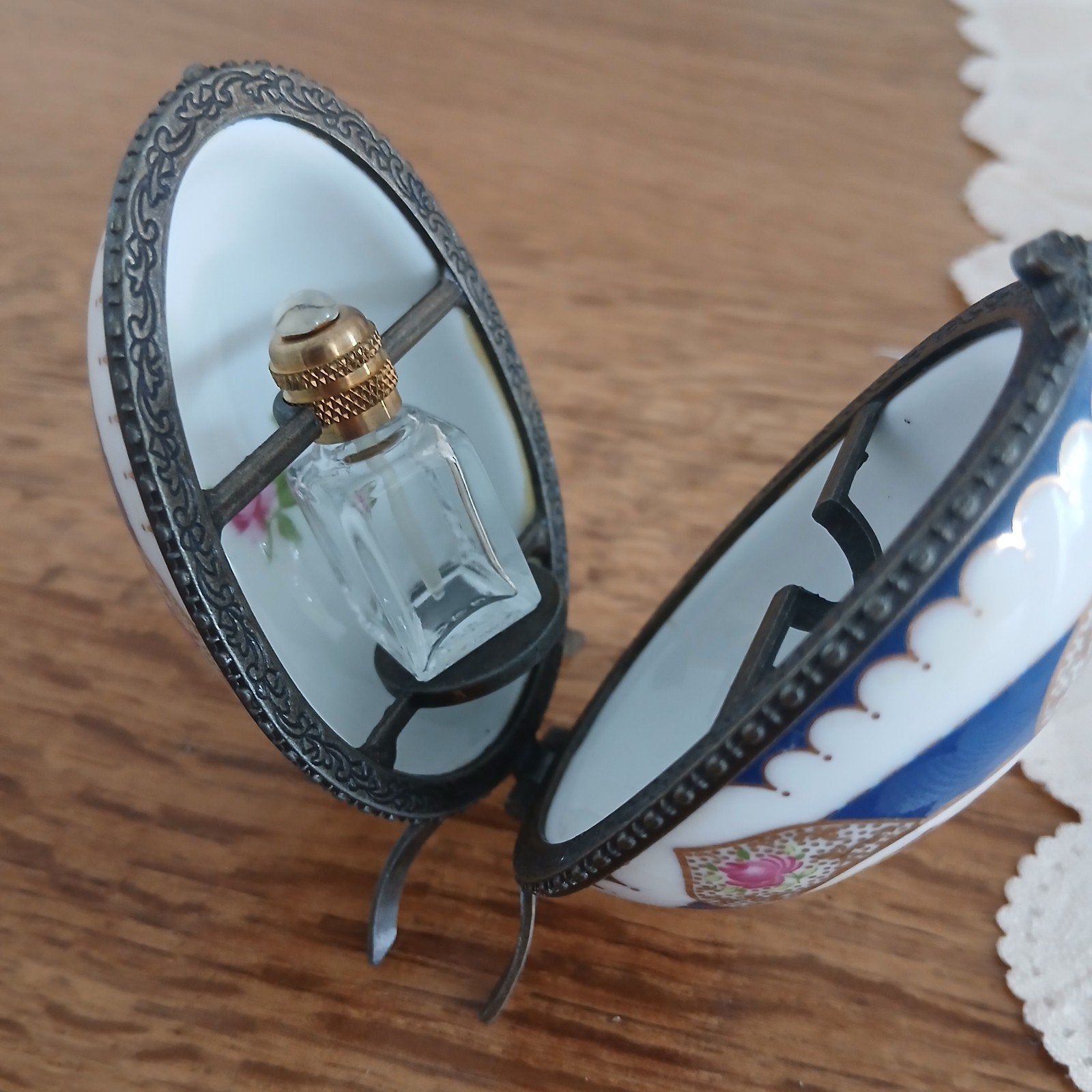 Limoges eitje met parfumflesje, Antiek en Kunst, Ophalen of Verzenden