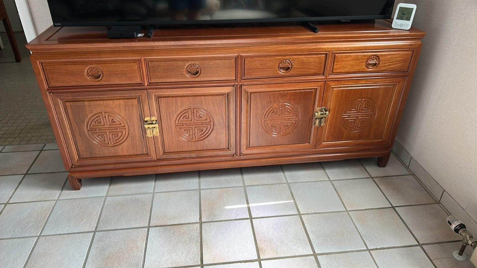 Grand buffet bas en bois massif avec table et chaises, Maison & Meubles, Enlèvement