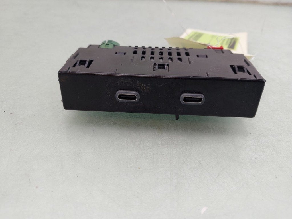 AUX/USB POORT Skoda Scala (|657035736|657035736A|), Gebruikt, Info@skoda-auto.de, Skoda, Max-Planck-Straße  3-5
64331  Weiterstadt, DE