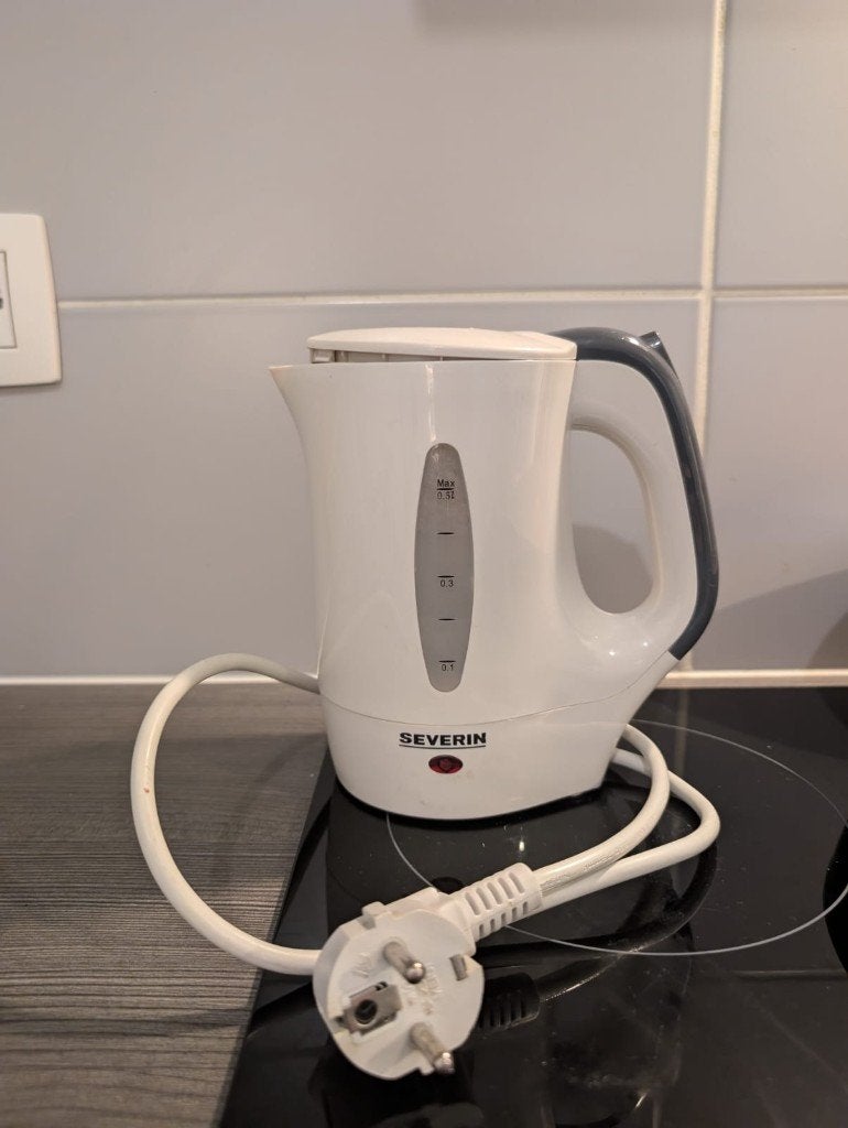 Bouilloire électrique / elektrische waterkoker / kettle, Elektronische apparatuur, Minder dan 1 liter, Ophalen, Gebruikt