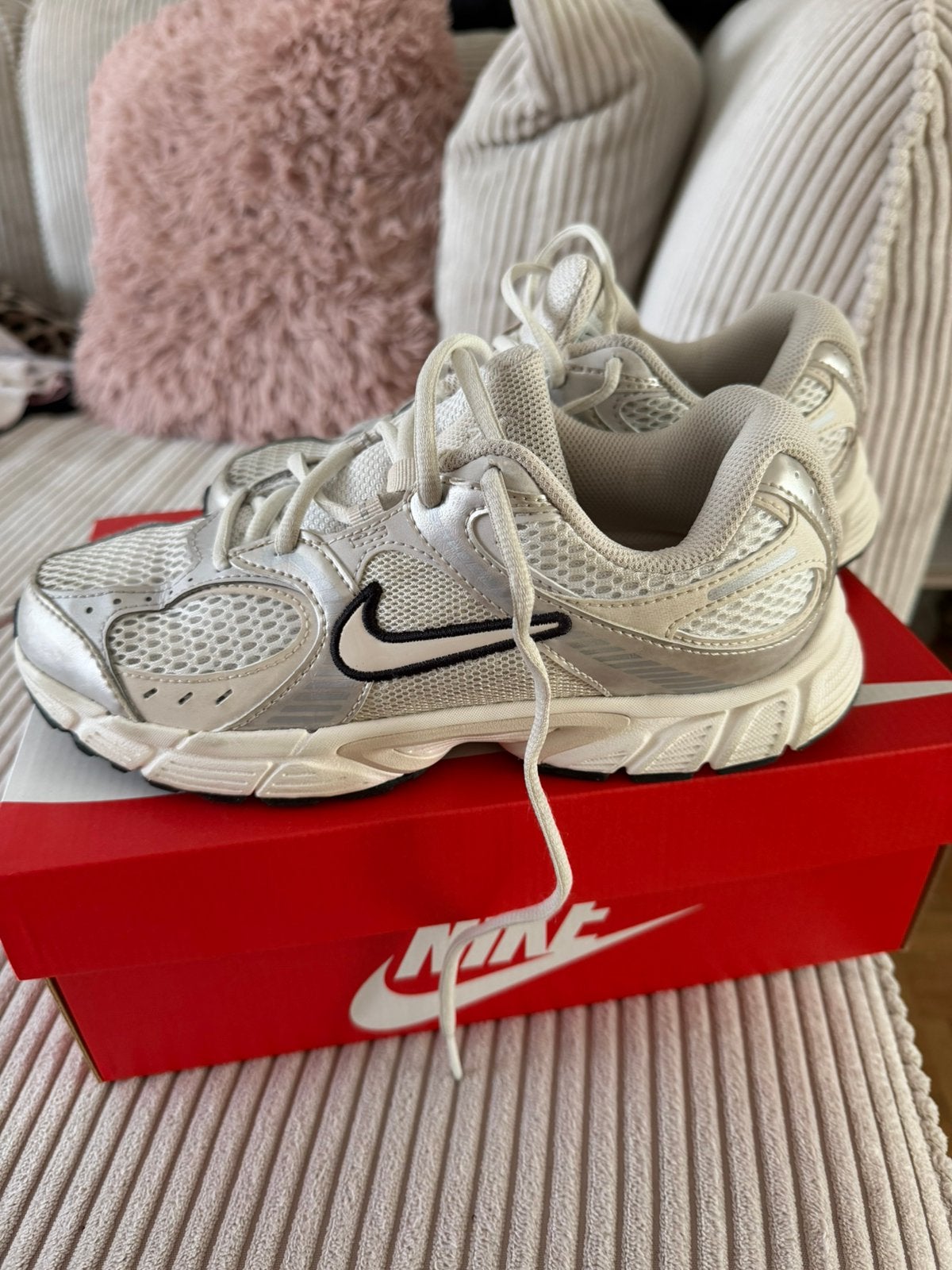 Nike, Kleding | Dames, Schoenen, Ophalen of Verzenden, Zo goed als nieuw, Sneakers, Grijs