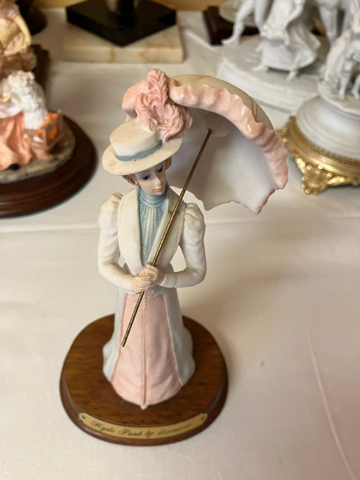 Beeldje leonardo collectie vrouw met paraplu, Enlèvement, Utilisé