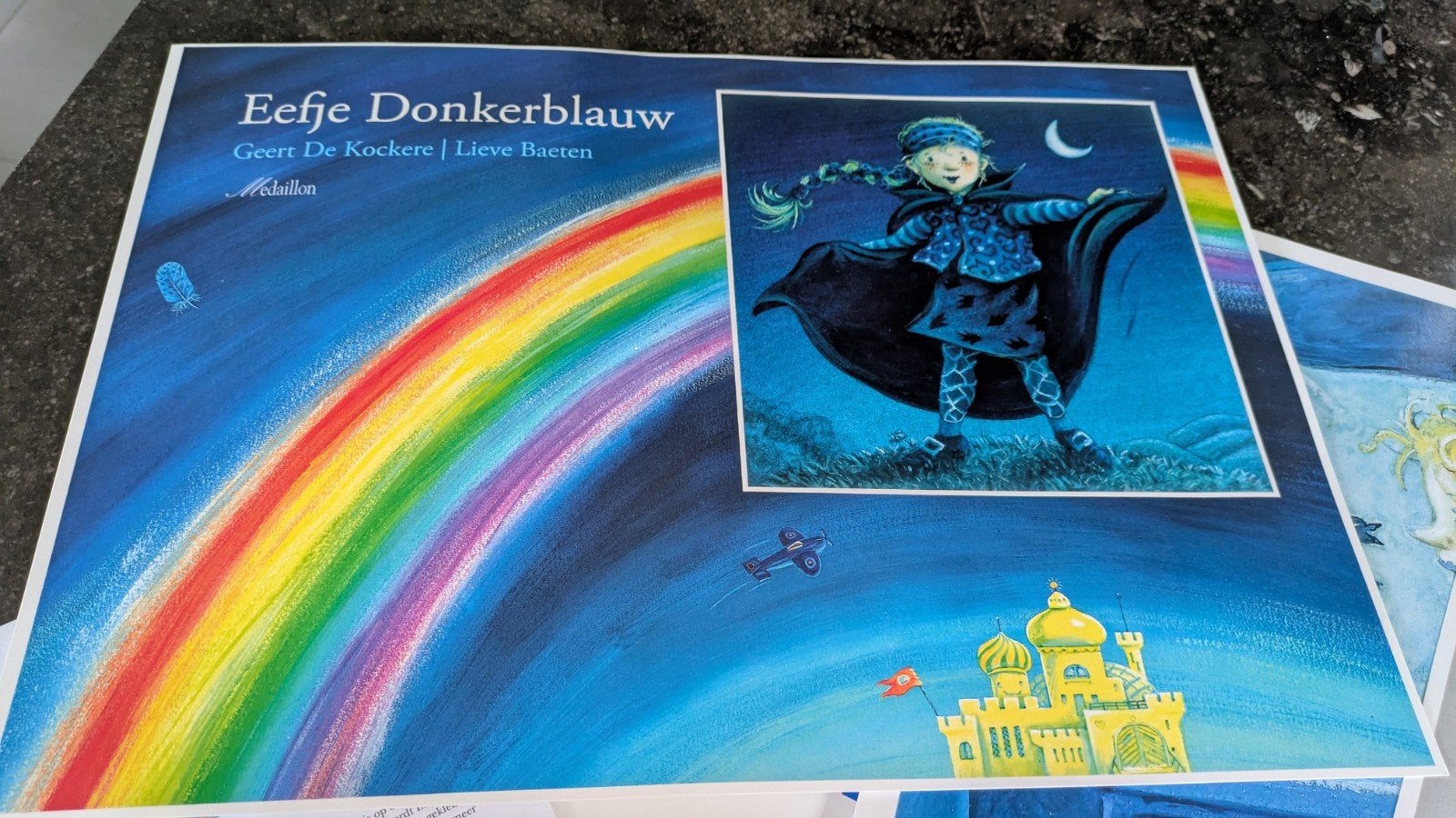 Eefje Donkerblauw - Kamishibai vertelplaten en knuffel, Boeken, Fictie algemeen, Jongen of Meisje, Ophalen of Verzenden, Zo goed als nieuw