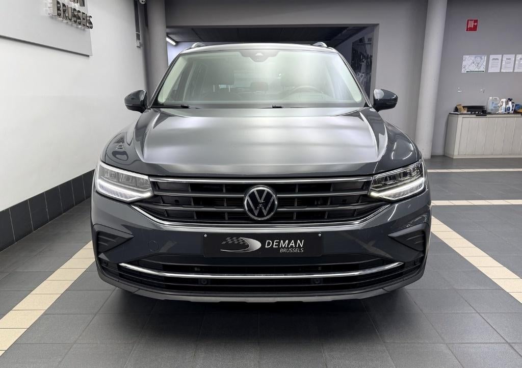 VW Tiguan Dolphin Grey Metallic 1.5 TSI, 4 cilinders, Leder, Bedrijf, 5 zetels