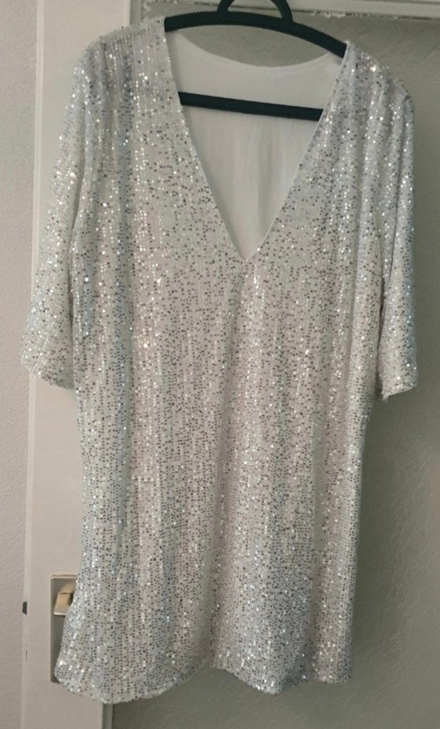Prachtige witte/zilveren paillettenjurk met V-hals Maat: XL, Kleding | Dames, Ophalen of Verzenden, Nieuw, Maat 46/48 (XL) of groter