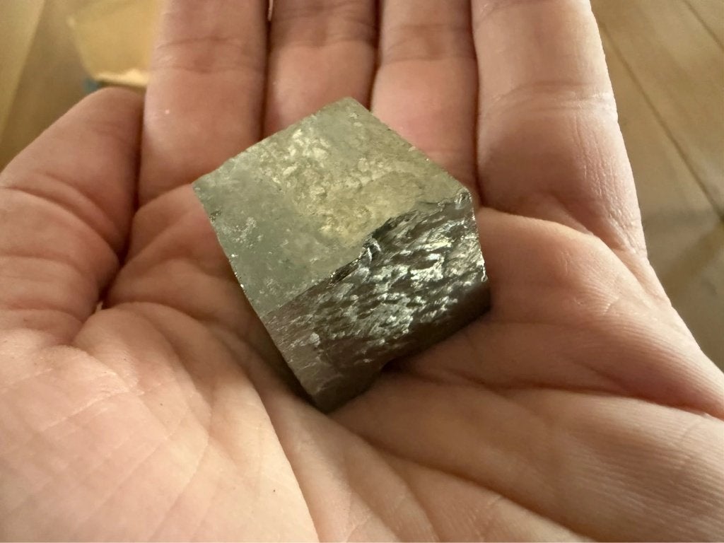 Gros cube de pyrite brut Navajún Espagne 3 cm n2, Collections, Enlèvement ou Envoi, Minéral
