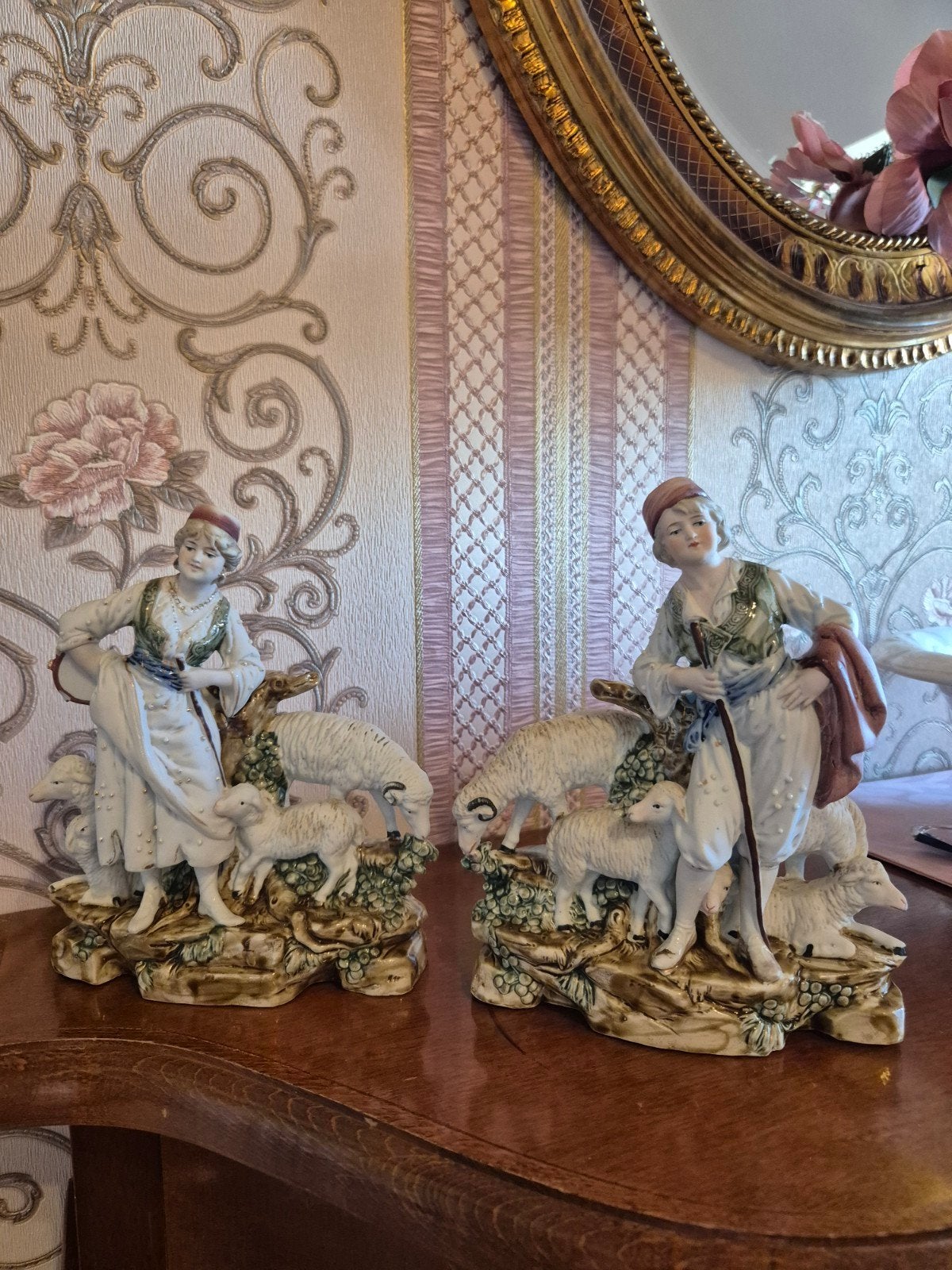 2 antieke beeldjes, Ophalen