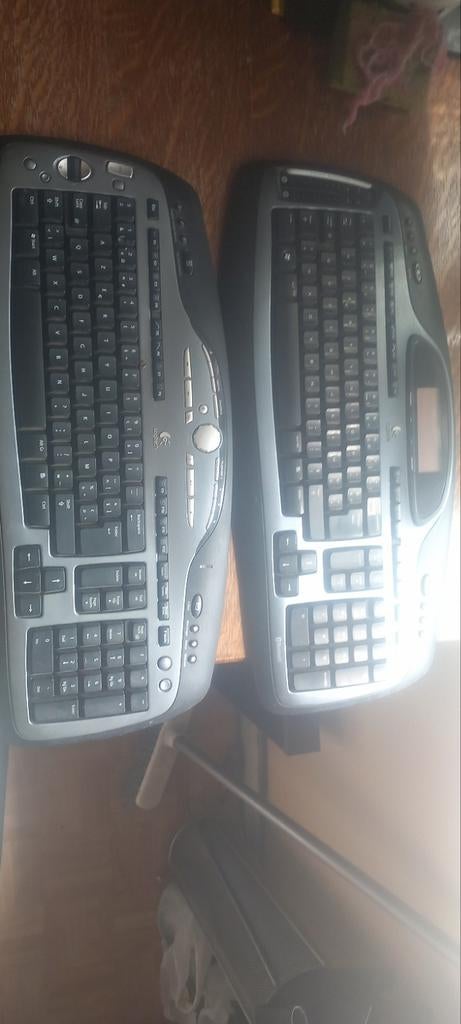 2 claviers Logitech Bluetooth., Numerique, Logitech, Enlèvement, Utilisé