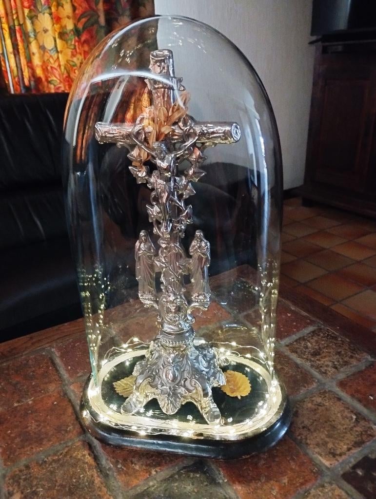 Kruisbeeld op voet onder glazen stolp (48 cm hoog), Ophalen