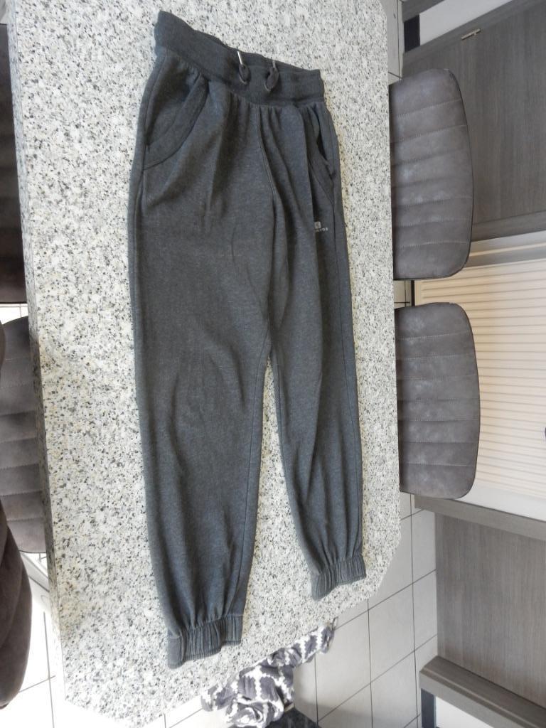 nr.490 - Grijze trainingsbroek - medium, Maat 48/50 (M), Overige typen, Ophalen of Verzenden, Zo goed als nieuw