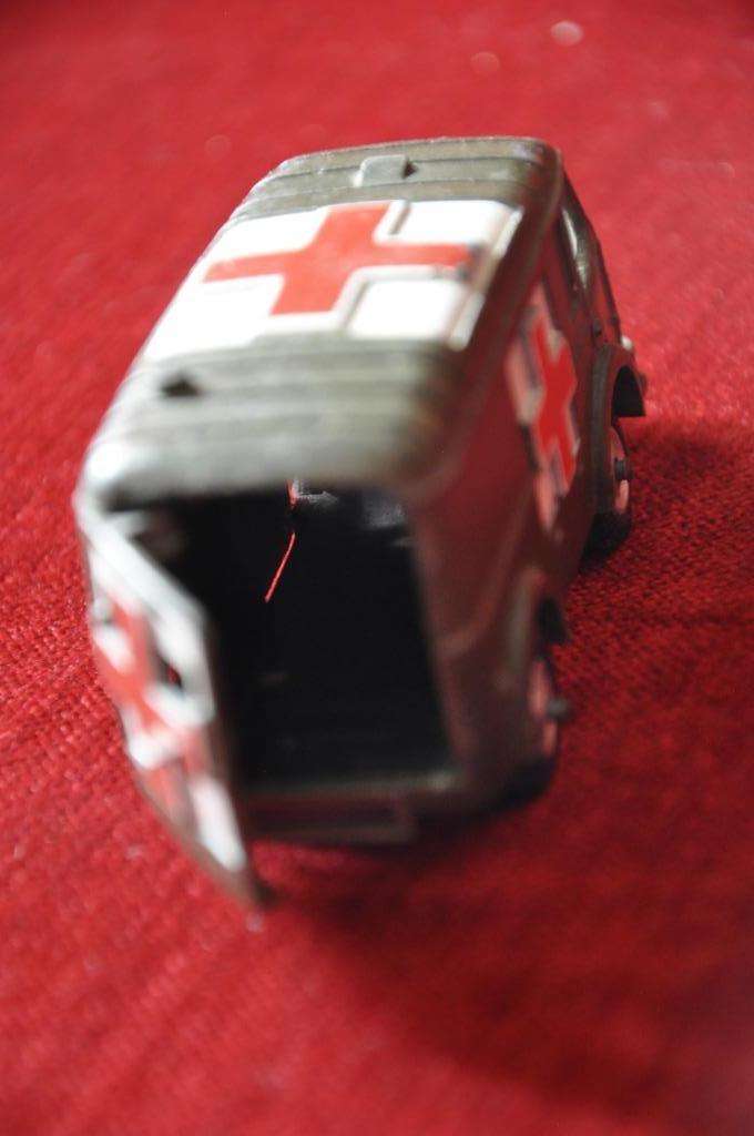 AMBULANCE MILITAIRE RENAULT - DINKY, Hobby & Loisirs créatifs, Enlèvement ou Envoi, Comme neuf, Autres types, Dinky Toys