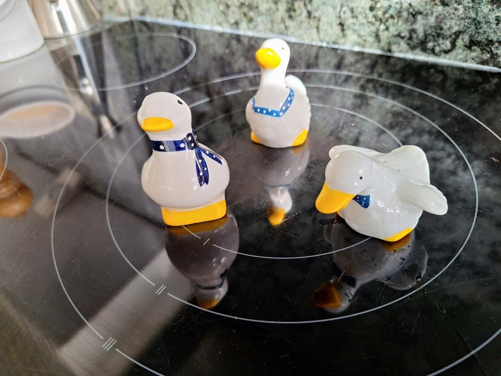 Zoutvaatje uit de jaren 70, peperstrooier en tandenstokerhou, Ophalen of Verzenden, Zo goed als nieuw, Keramiek, Overige typen