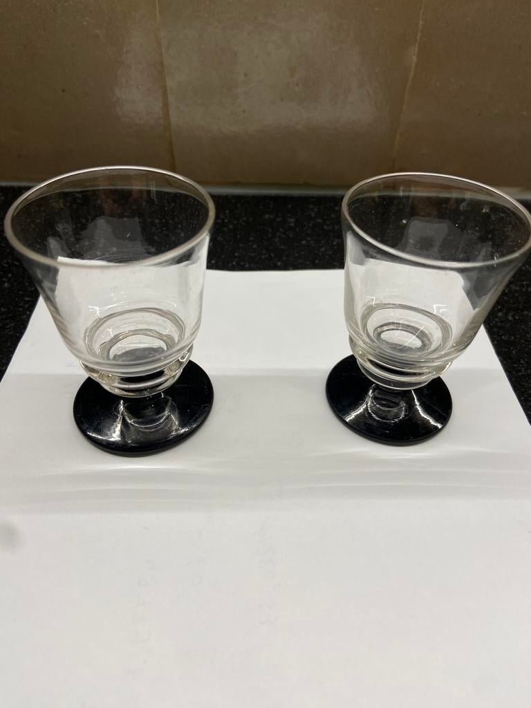 Deux verres à gin à pieds noirs, Enlèvement ou Envoi