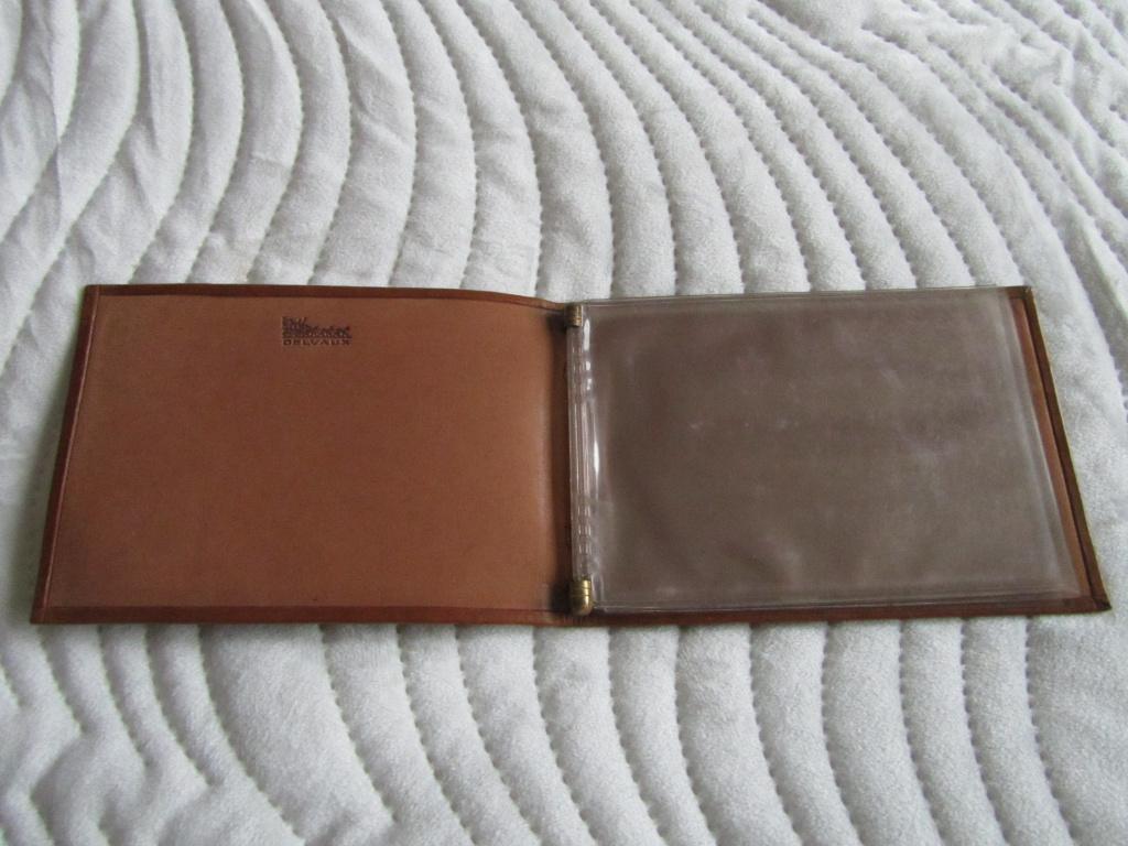 DELVAUX Carnet porte documents fauve siglé, Envoi