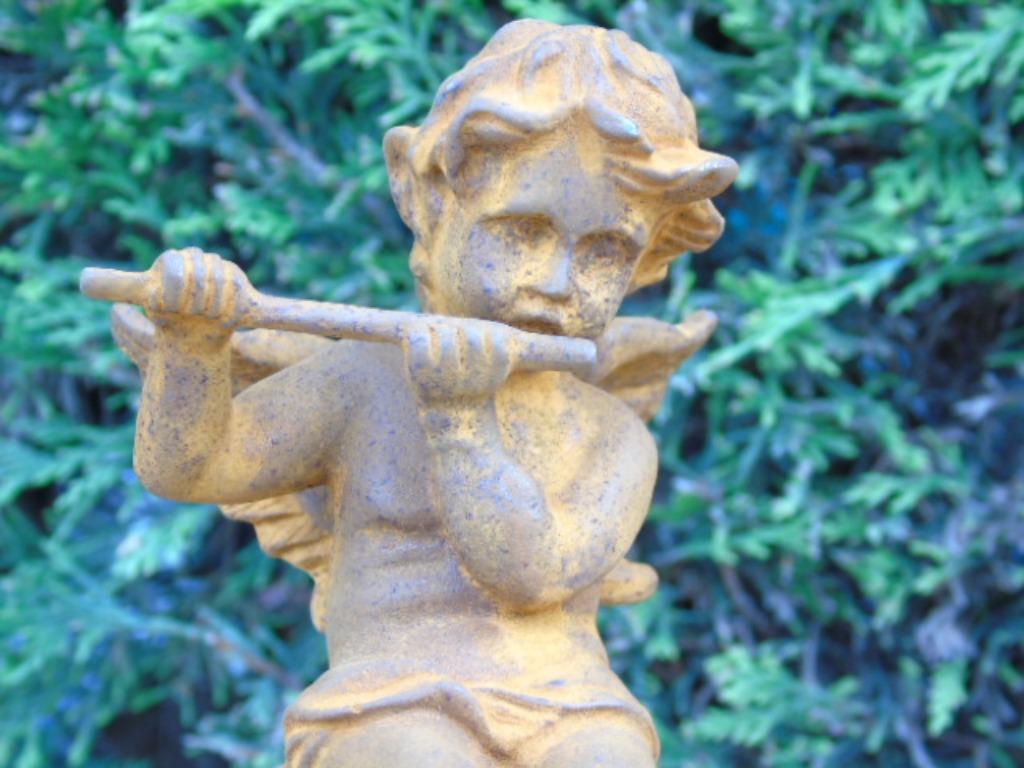 statue ange joueur de flûte en fonte pat rouillé sur boule ., Jardin & Terrasse, Enlèvement ou Envoi, Neuf, Métal, Ange