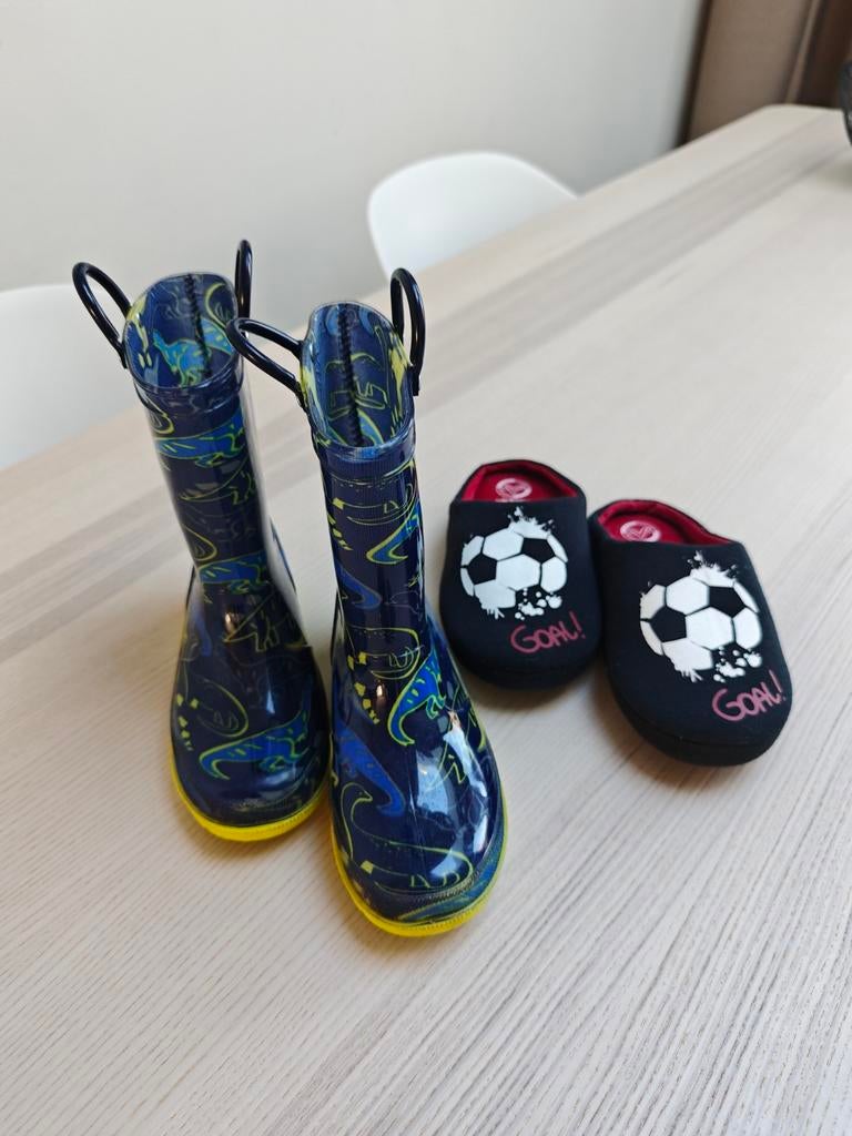 Set van Dino regenlaarzen & Voetbal pantoffels - Maat 30-31, Kinderen en Baby's, Ophalen of Verzenden