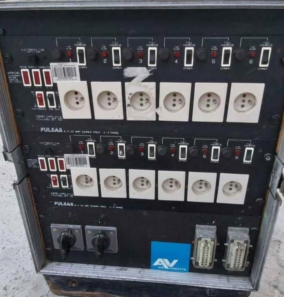 Power box 63 dimmer pulsar 12x2 kw, Musique & Instruments, Enlèvement ou Envoi