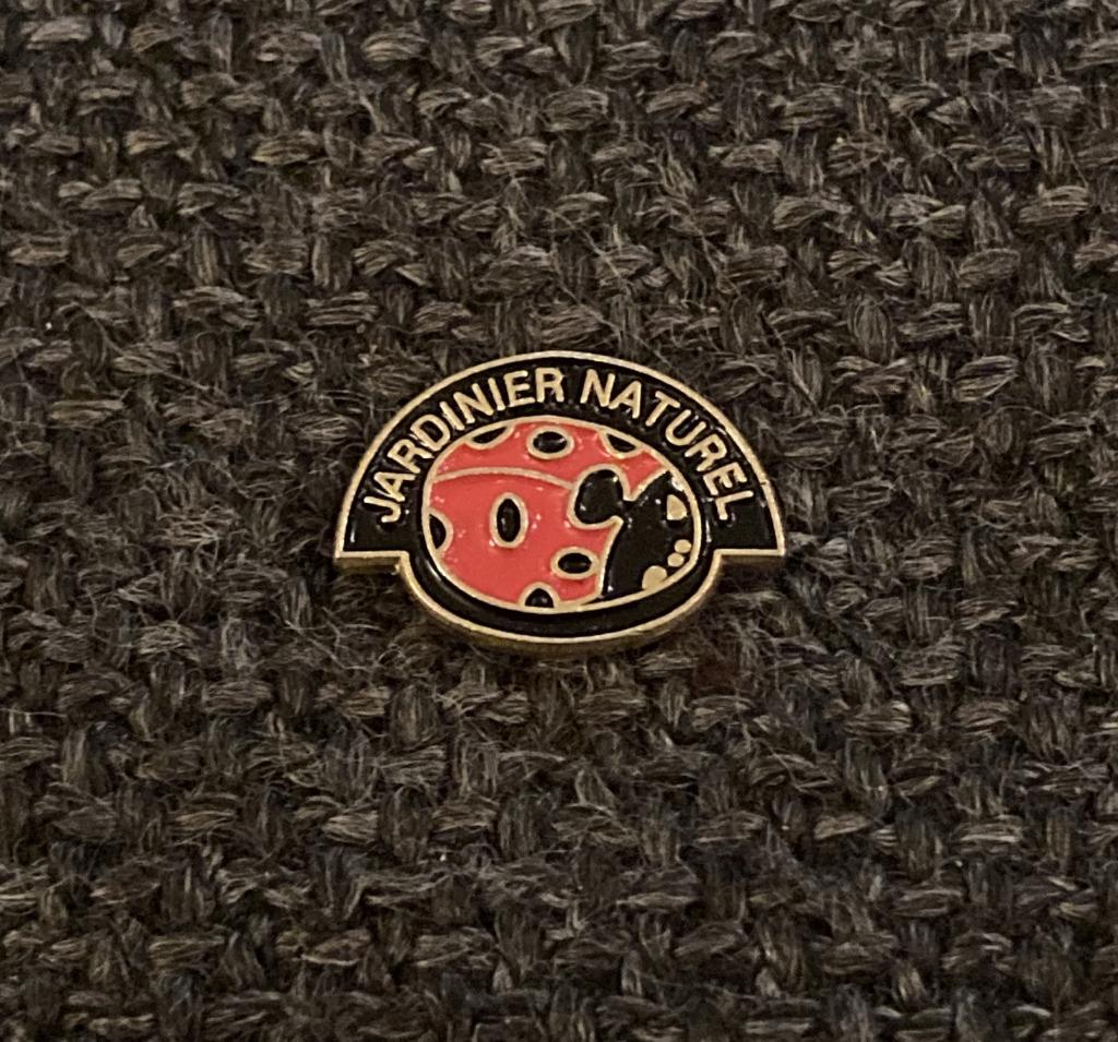 PIN - JARDINIER NATUREL - LIEVEHEERSBEESTJE - COCCINELLE, Envoi, Utilisé, Animal et Nature, Insigne ou Pin's