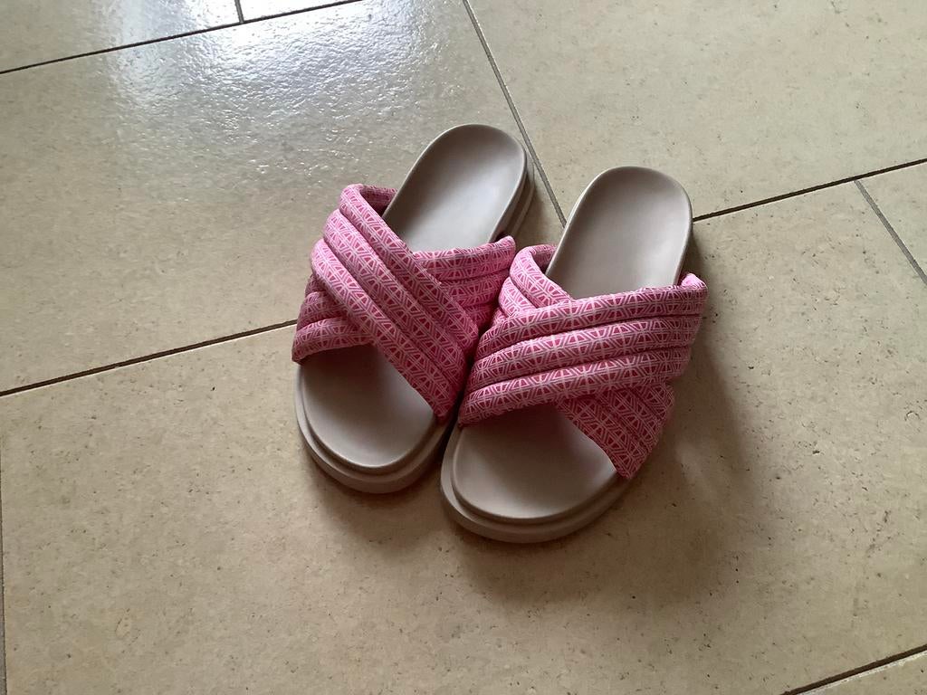 Nieuwe slippers 41, Kleding | Dames, Schoenen, Ophalen of Verzenden, Nieuw, Slippers