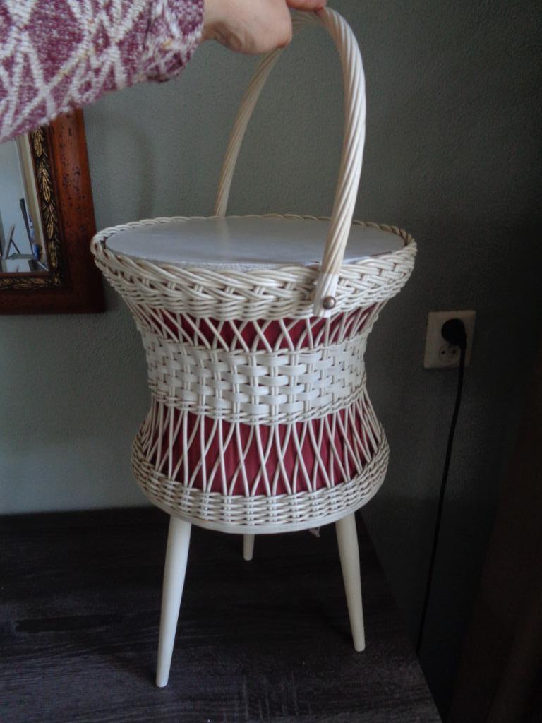 Mooie retro wit-rode naaimand op pootjes, Ophalen of Verzenden, Zo goed als nieuw, Overige typen