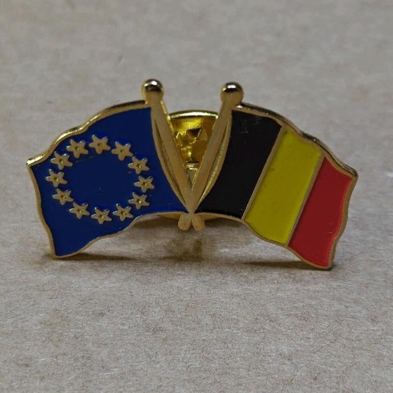 UE + Belgique - Épinglette avec drapeau croisé, Enlèvement ou Envoi, Neuf, Ville ou Campagne, Insigne ou Pin's