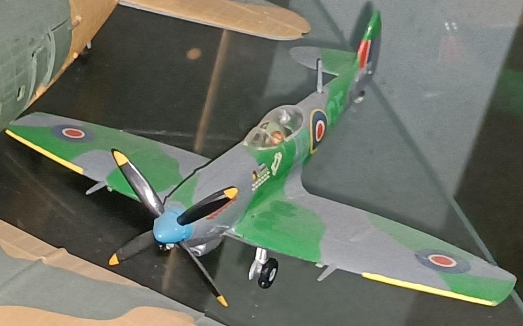 Maquette Spitfire LF-XVI Esquadrille No. 349 (belge) RAF 1/7, 1:72 tot 1:144, Gebruikt, Vliegtuig, Ophalen
