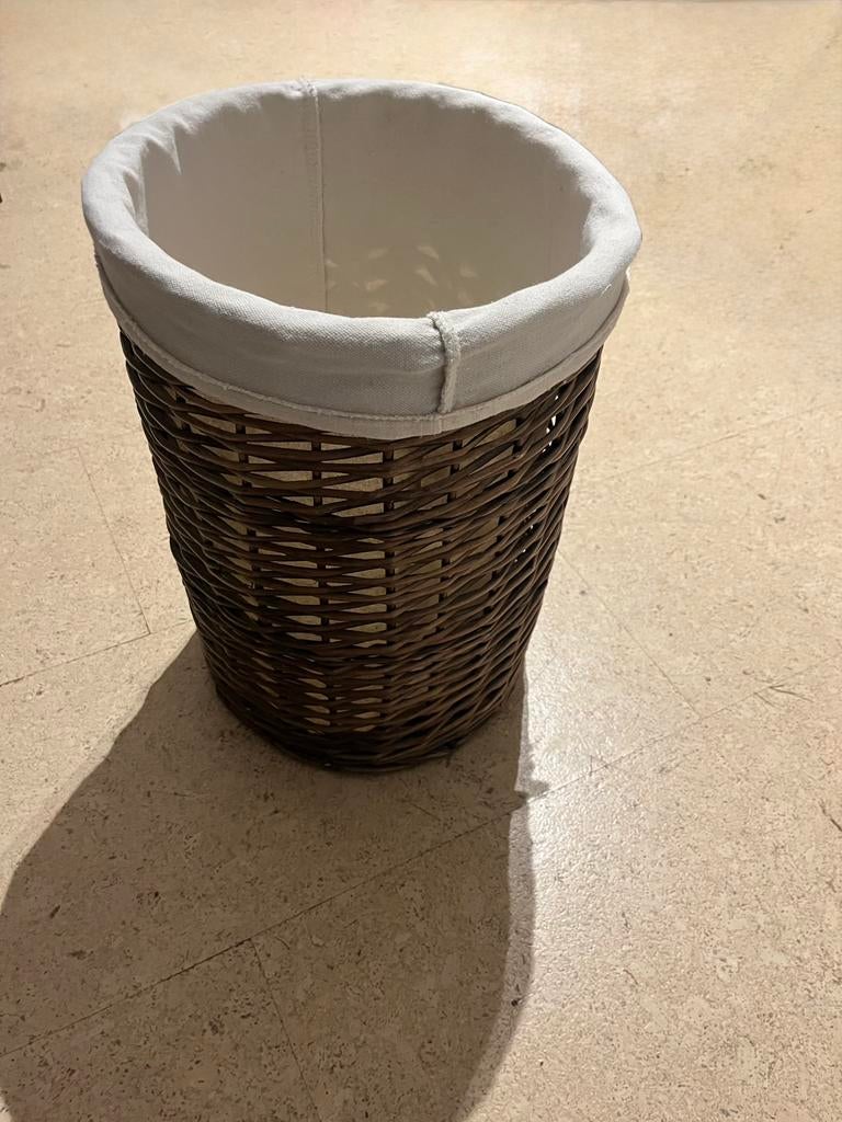 Panier (à linge) en osier avec doublure en tissu, Maison & Meubles, Accessoires pour la Maison | Plataux & Paniers, Comme neuf