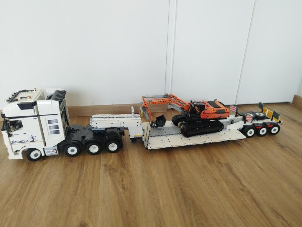 Vrachtwagen met aanhangwagen + kraan, Ophalen of Verzenden