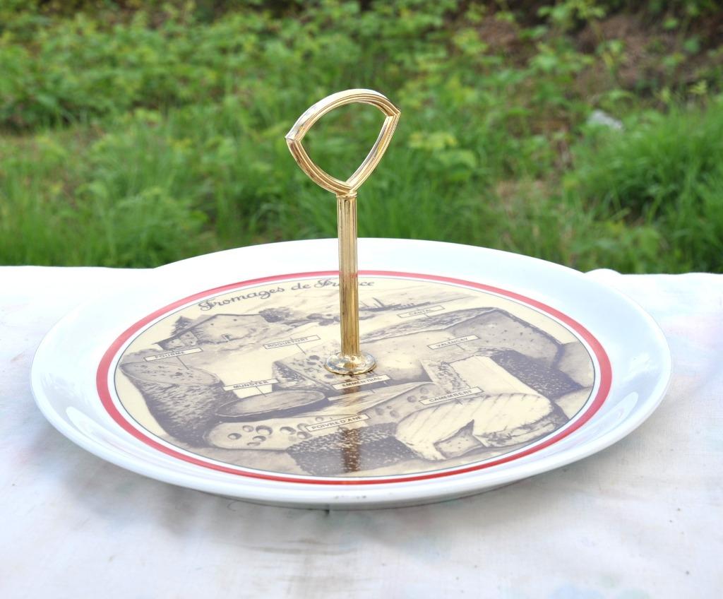 plat a fromage en faience decor 8 fromages, Enlèvement ou Envoi, Comme neuf, Céramique, Autres types
