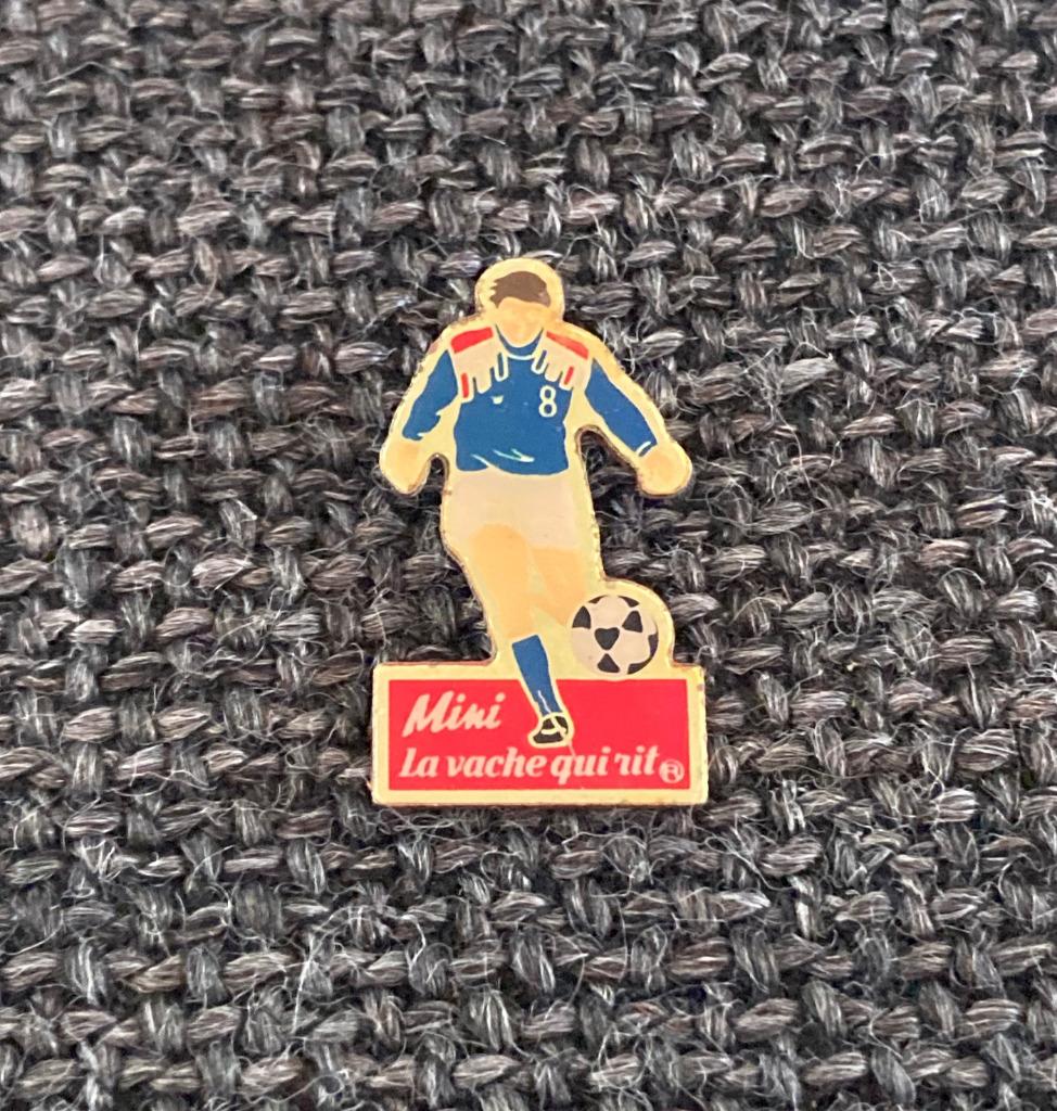 PIN - LA VACHE QUI RIT - FOOTBALL - VOETBAL - FRANCE, Verzenden, Gebruikt, Merk, Speldje of Pin