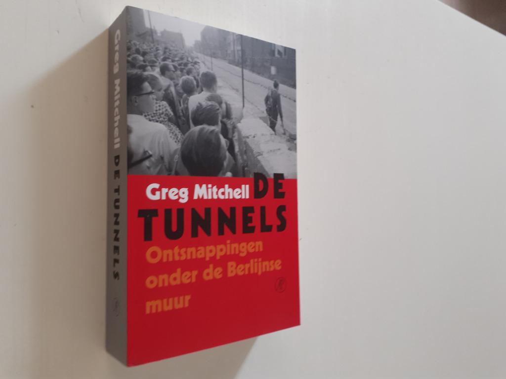Greg Mitchell: De tunnels, Enlèvement ou Envoi