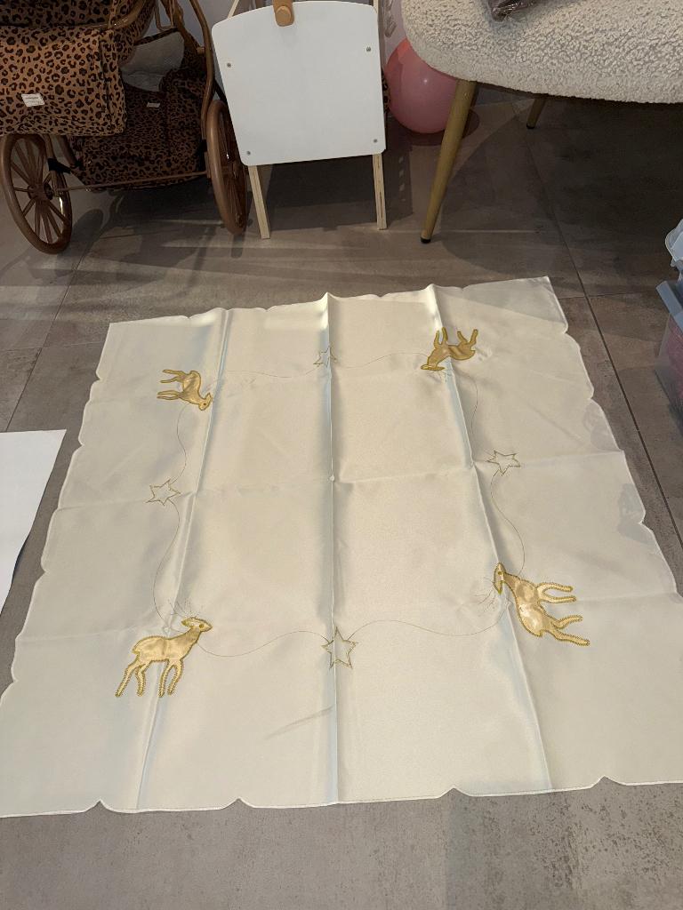 Nappe blanche à motifs doré, Enlèvement ou Envoi, Neuf, Carré, Intérieur