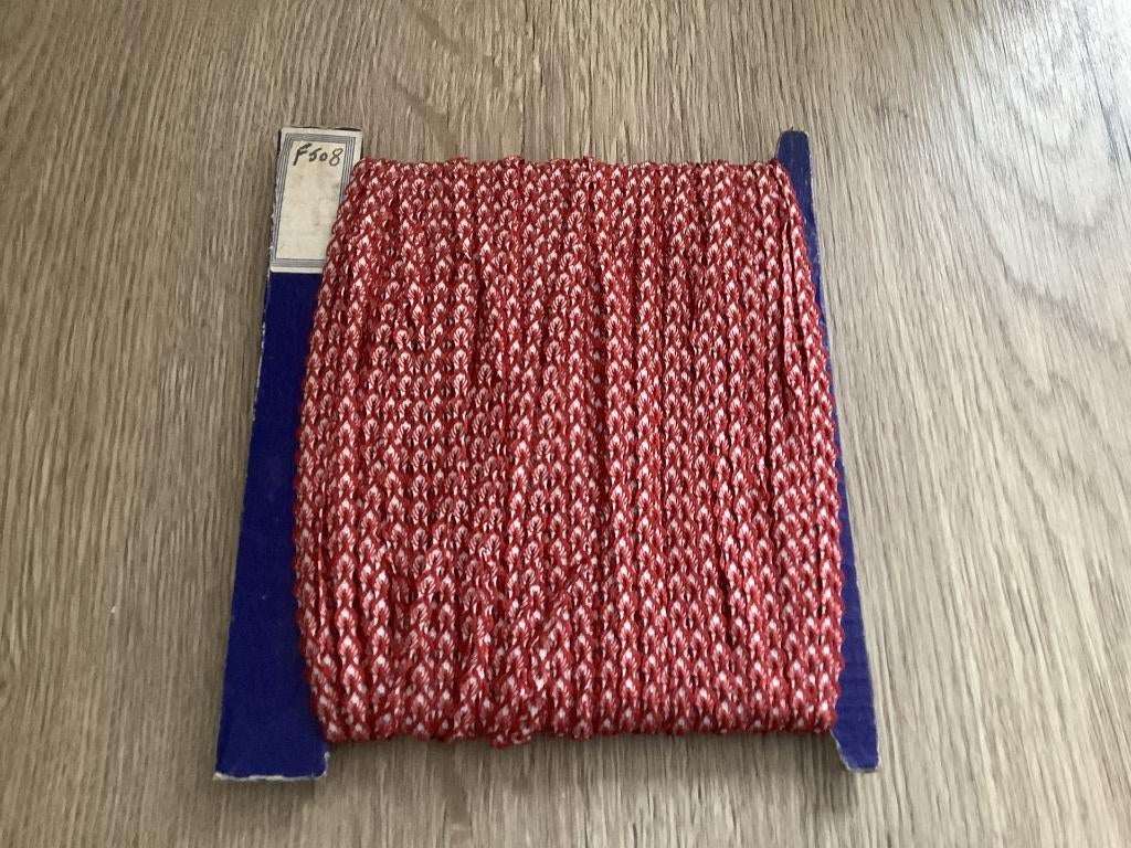 Oude lintkleurige rode en witte vintage fournituren naaien, Ophalen of Verzenden, Nieuw