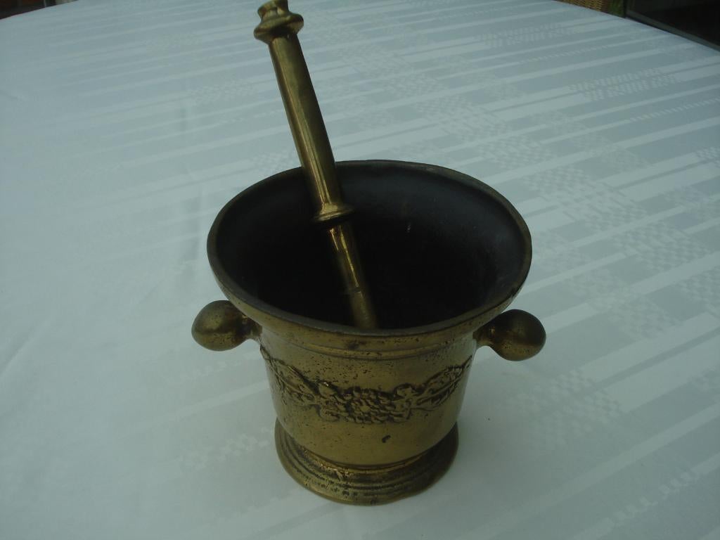 Vijzel met stamper, Enlèvement, Bronze