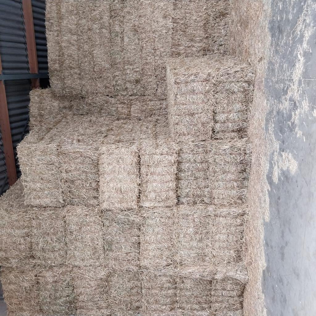 Grote en kleine pakken Mooi hooi en stro., Ophalen