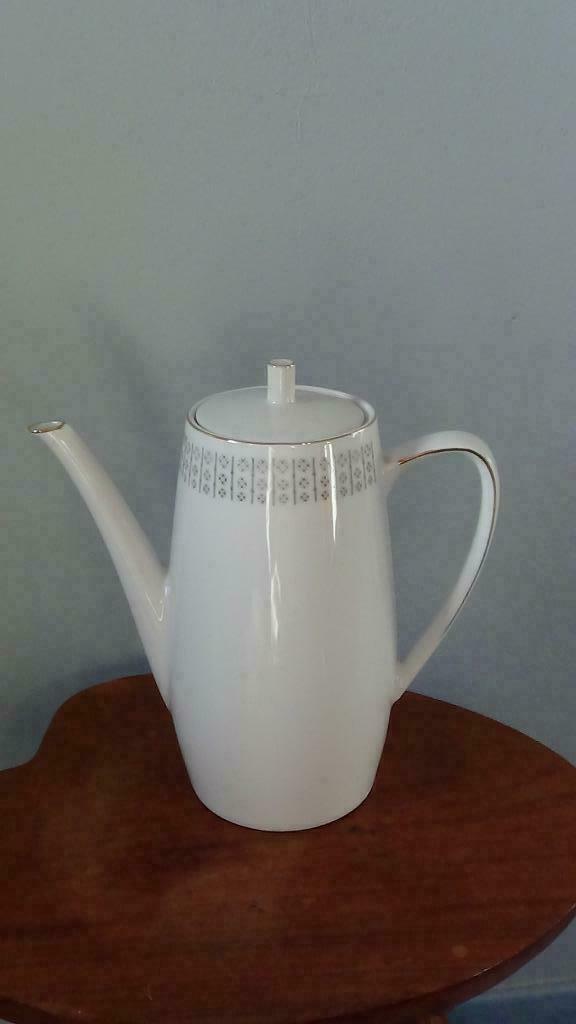Décoration vintage , cafetière en porcelaine Queen Fine , 23, Enlèvement ou Envoi