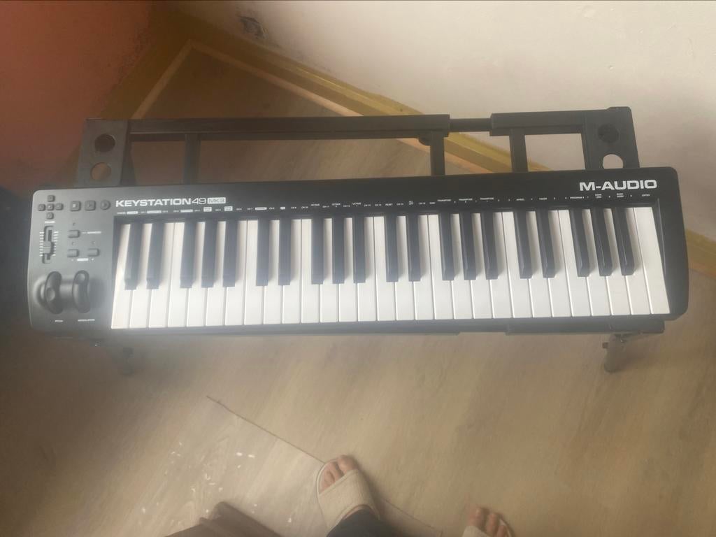 Clavier M-Audio Keystation  49 + Stand modulable Stagg, Musique & Instruments, Claviers, Autres marques, Sensitif, Comme neuf
