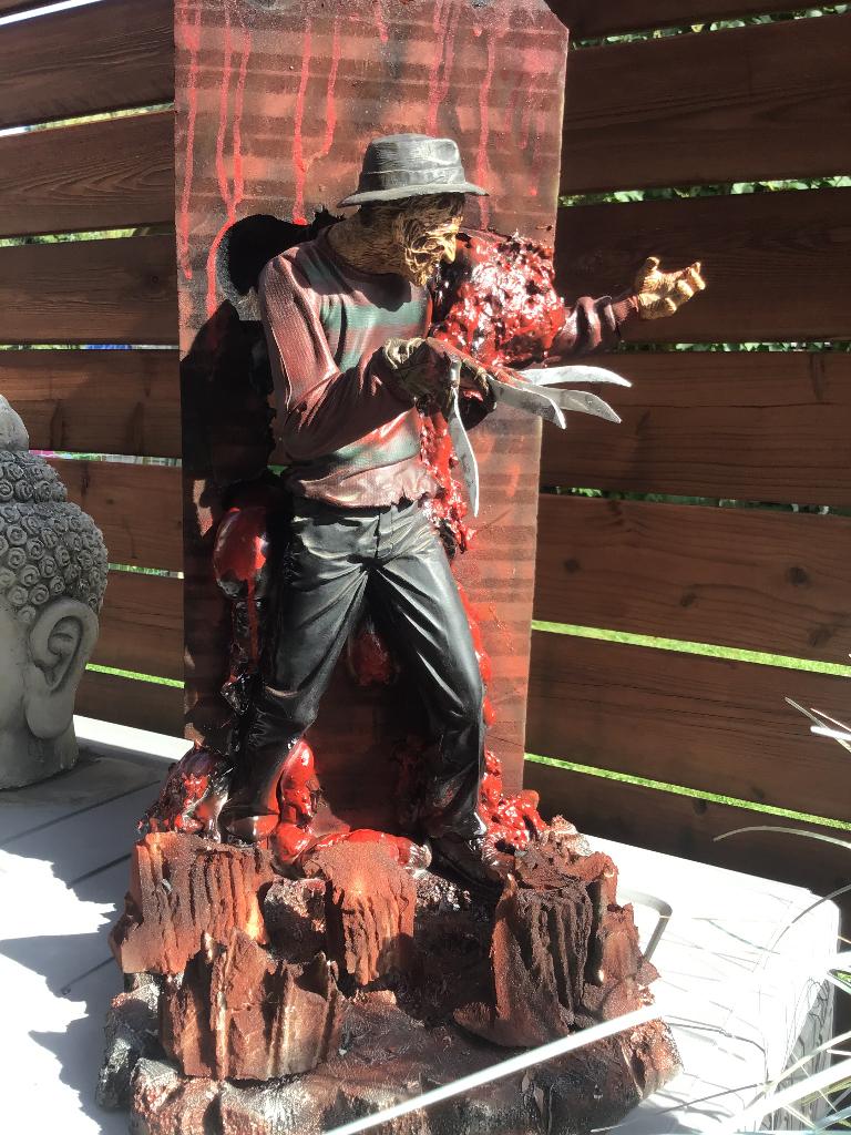 Diorama freddy krueger 18 inch dat ik gemaakt heb, Collections, Enlèvement ou Envoi, Comme neuf, Film, Statue, Réplique ou Modèle