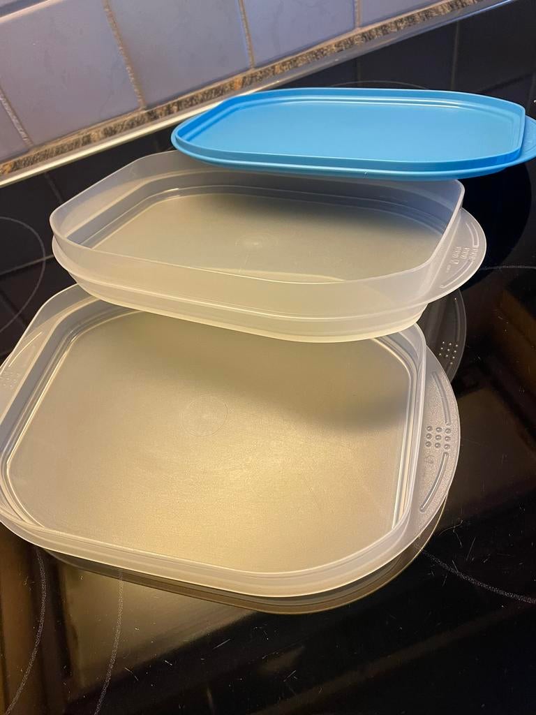 Plateaux à charcuterie et deux boîtes à lunch Tupperware, Enlèvement ou Envoi, Comme neuf