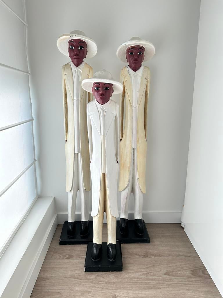 3 houten beelden, Ophalen