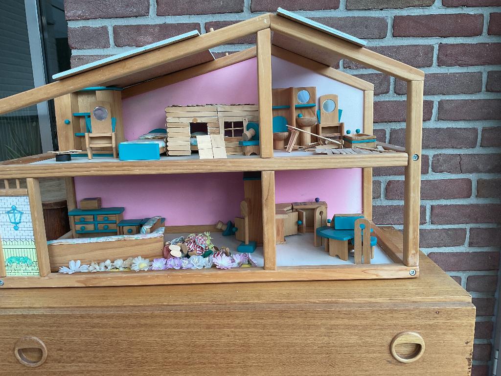 Houten poppenhuis met meubeltjes en poppetjes, Enlèvement, Utilisé, Maison de poupées