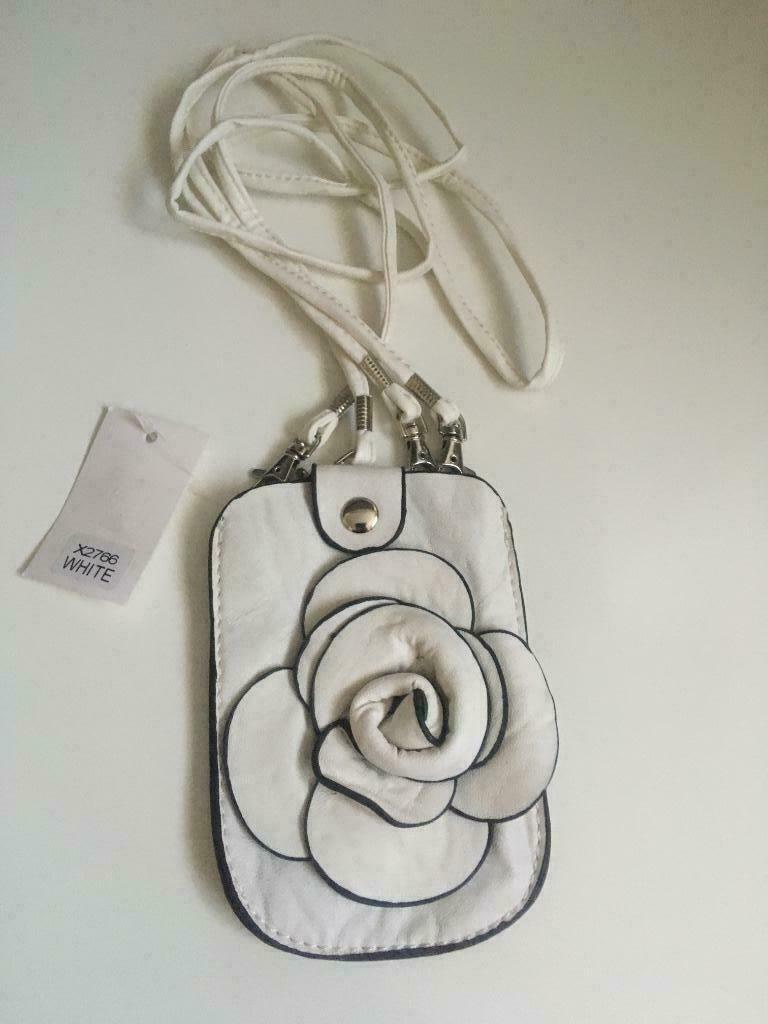 Wit lederen schoudertasje met bloem (NIEUW), Handtassen en Accessoires, Tassen | Damestassen, Ophalen of Verzenden, Nieuw, Wit
