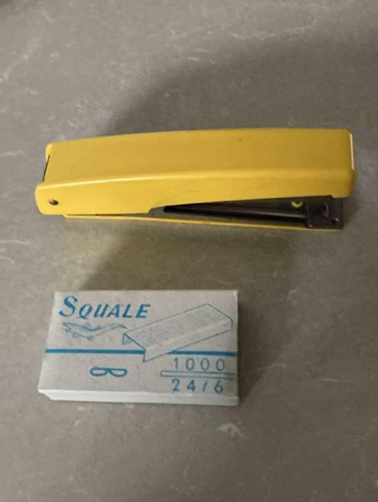 Stevige nietjes machine + nietjes, Ophalen, Zo goed als nieuw