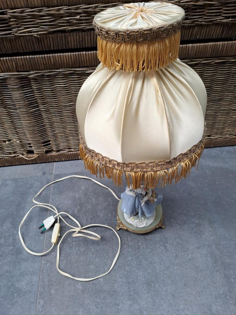 Schattige lamp met bloemenmeisje, Ophalen of Verzenden