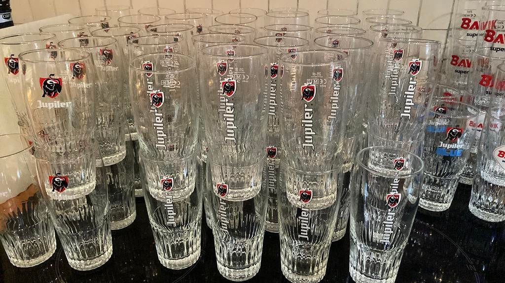 Lot verres à bière  Jupiler + bac, Ophalen, Zo goed als nieuw