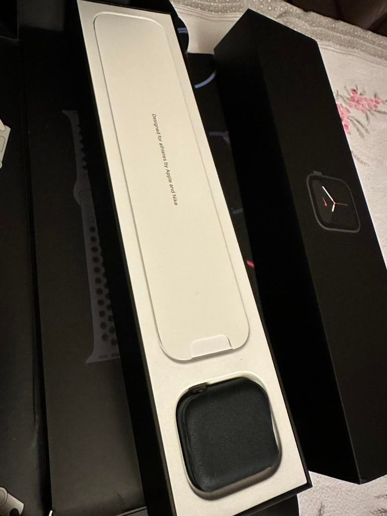 Apple Watch 5 mobiele telefoon 44 mm spacegrijs, Handtassen en Accessoires, Smartwatches, Ophalen of Verzenden, Zo goed als nieuw