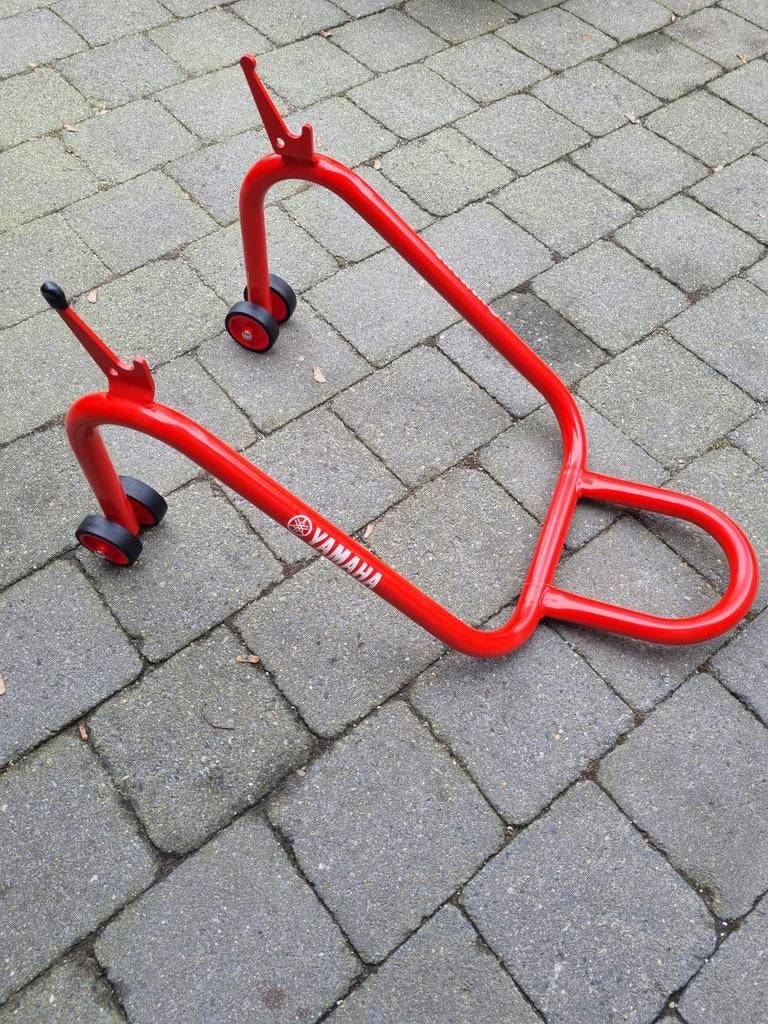 Paddock stand achter, Motoren, Ophalen