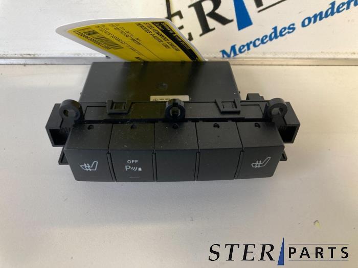 Commutateur chauffage siège d'un Mercedes A-Klasse, Autos : Pièces & Accessoires, Habitacle & Garnissage, Enlèvement ou Envoi